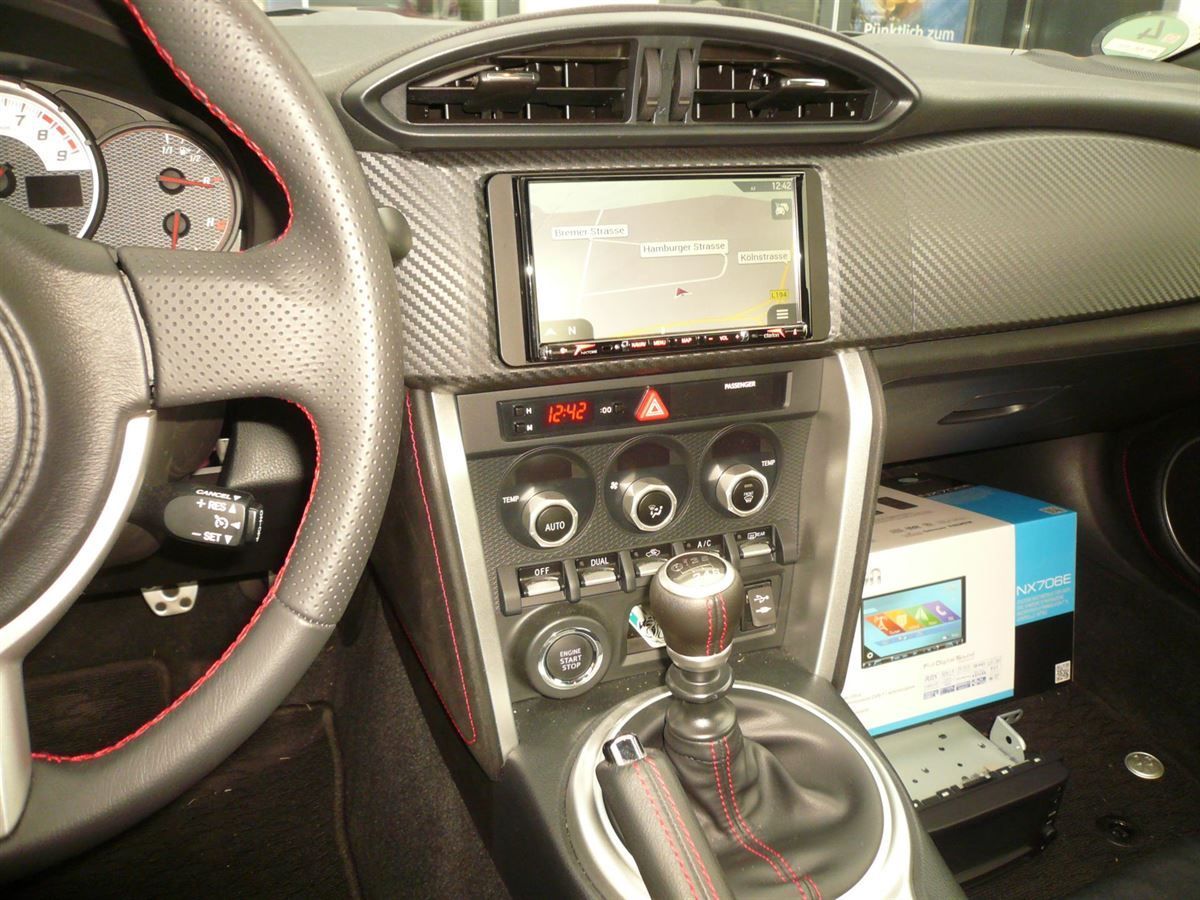 Clarion NX706E Navigation im Toyota GT nachgerüstet.