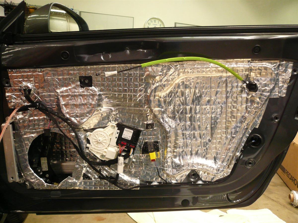 Audi TT Türe mit Alu-Butyl komplett gedämmt.