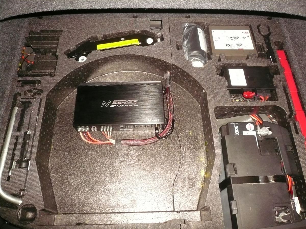Audio System Verstärker M135.2 im Kofferraum montiert.
