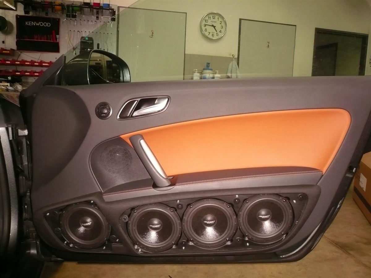 Audi TT, Jehnert 3-Wege Doorboards mit 4x16cm Tieftönern pro Seite montiert, angetrieben von einem Audio System M135.2 Verstärker. Als Heatunit haben wir das Clarion NX706E_DAB montiert.