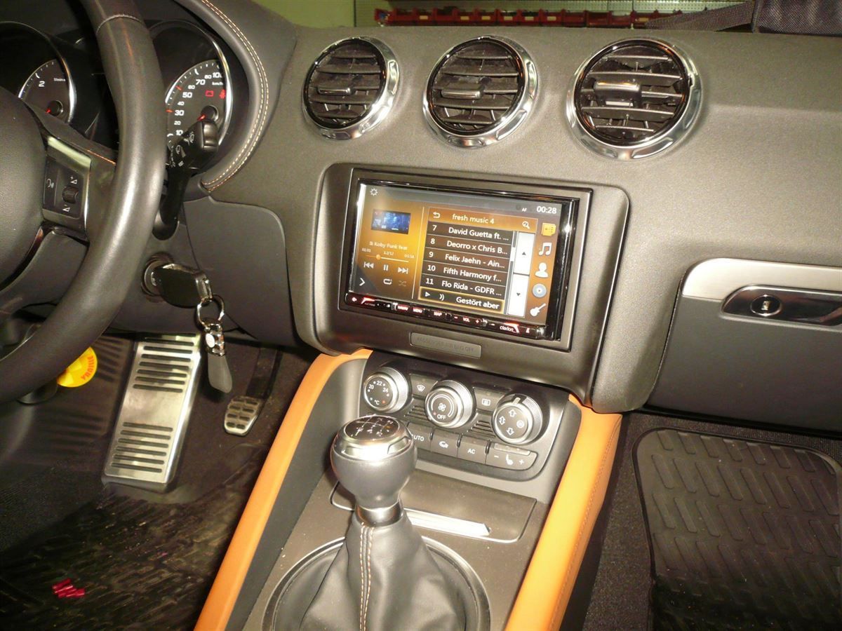 Audi TT, Jehnert 3-Wege Doorboards mit 4x16cm Tieftönern pro Seite montiert, angetrieben von einem Audio System M135.2 Verstärker. Als Heatunit haben wir das Clarion NX706E_DAB montiert.