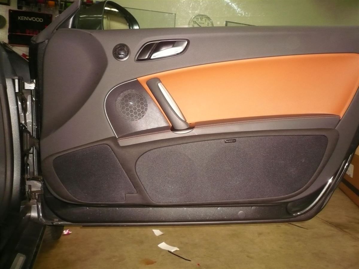 Audi TT, Jehnert 3-Wege Doorboards mit 4x16cm Tieftönern pro Seite montiert, angetrieben von einem Audio System M135.2 Verstärker. Als Heatunit haben wir das Clarion NX706E_DAB montiert.