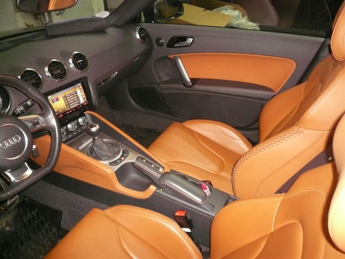 Audi TT, Jehnert 3-Wege Doorboards mit 4x16cm Tieftönern pro Seite montiert, angetrieben von einem Audio System M135.2 Verstärker. Als Heatunit haben wir das Clarion NX706E_DAB montiert.