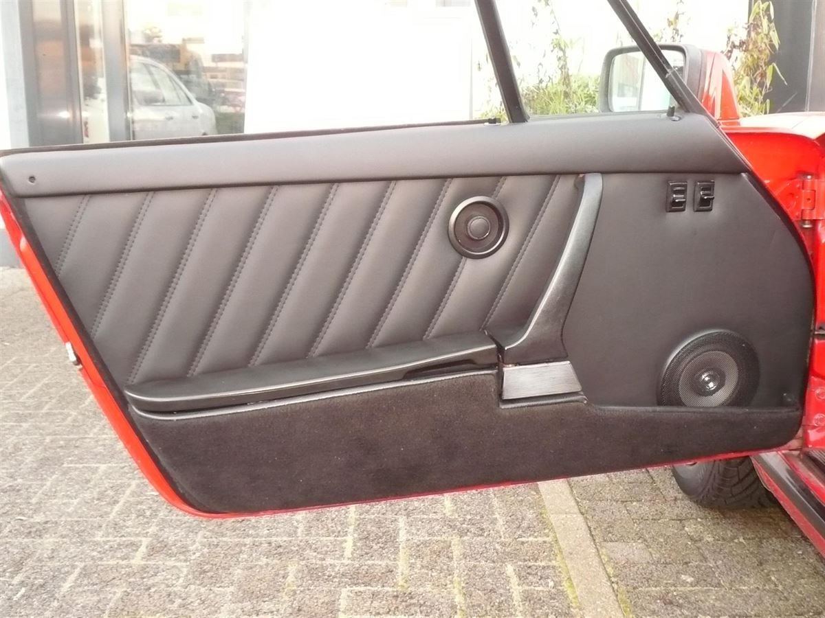 Porsche 911, komplette Innenausstattung in Leder glatt/gelocht neu angefertigt und montiert.