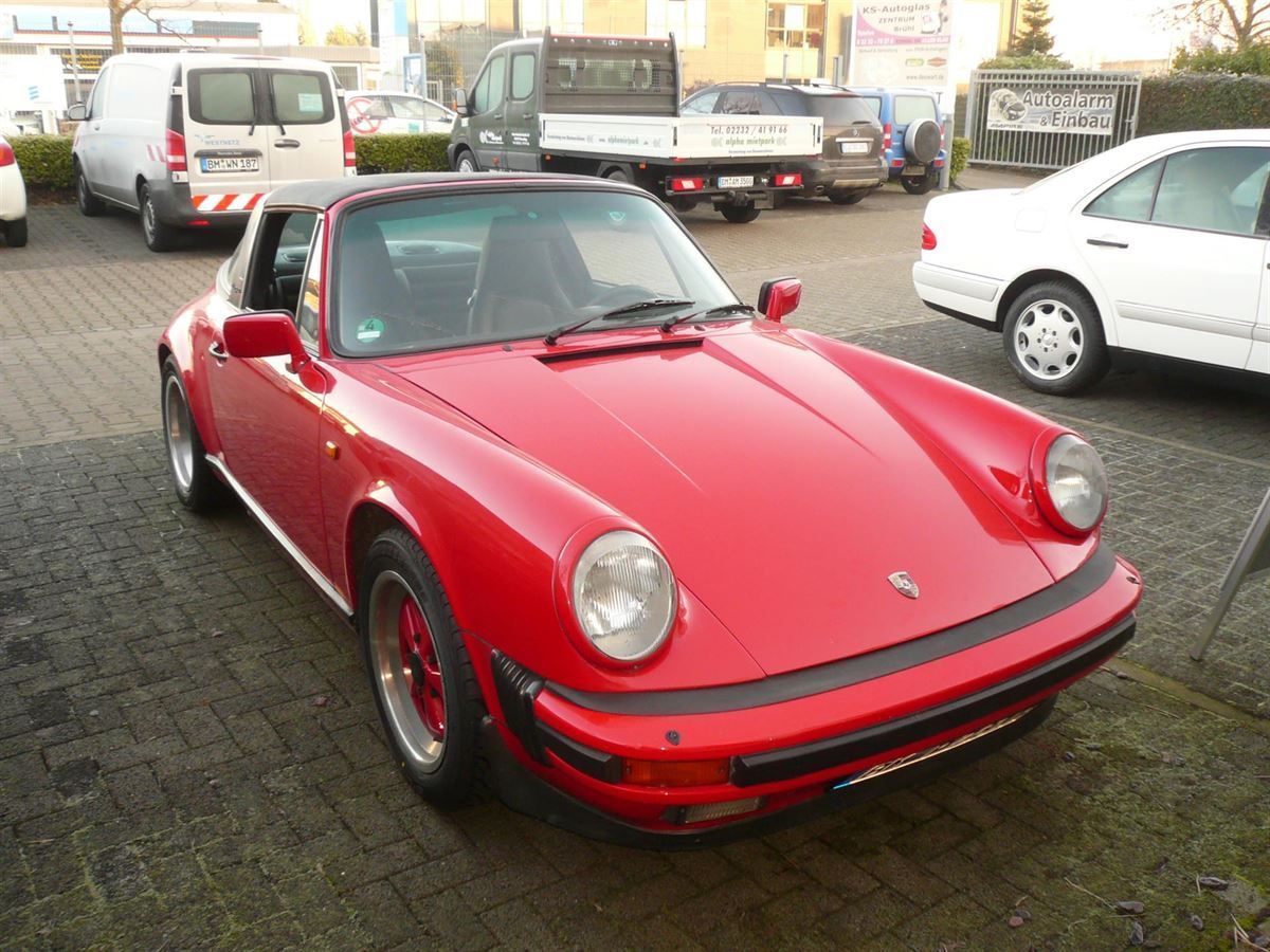 Porsche 911, komplette Innenausstattung in Leder glatt/gelocht neu angefertigt und montiert.