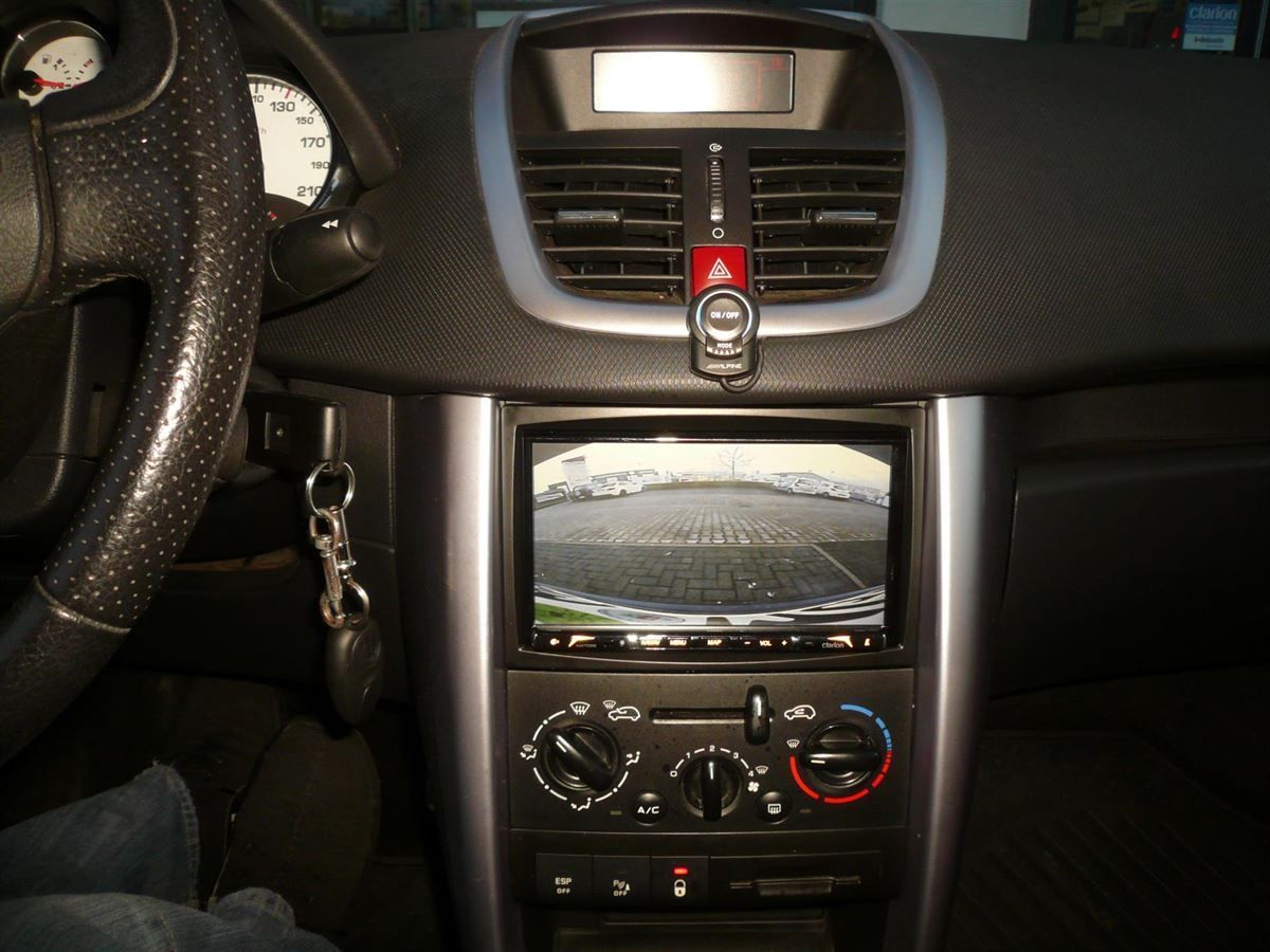 Clarion NX706EDAB Doppel-DIN Navigation und Multi-View Rückfahrkamera im Peugeot 207CC nachgerüstet. Werkseitige Lenkrad-Fernbedienung auf das Clarion Navi adaptiert.