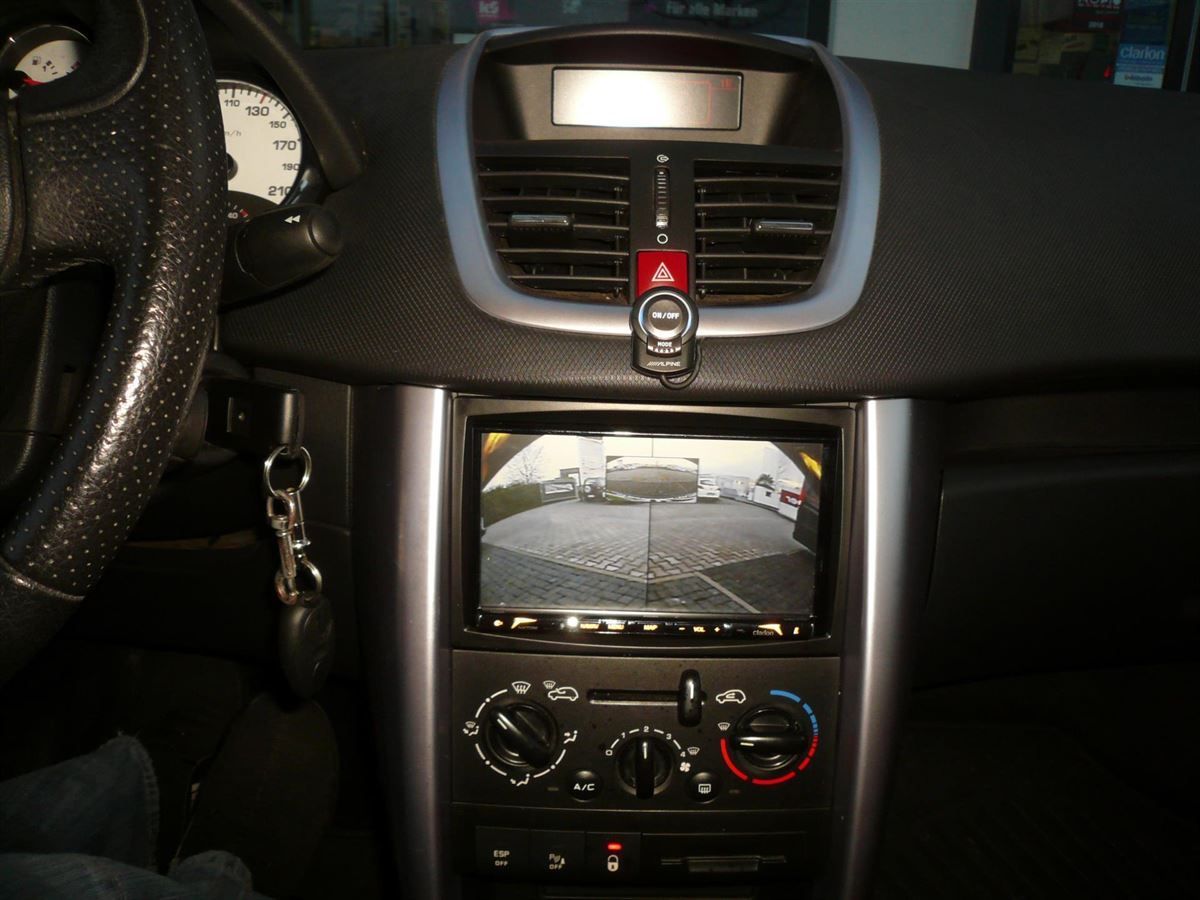 Clarion NX706EDAB Doppel-DIN Navigation und Multi-View Rückfahrkamera im Peugeot 207CC nachgerüstet. Werkseitige Lenkrad-Fernbedienung auf das Clarion Navi adaptiert.