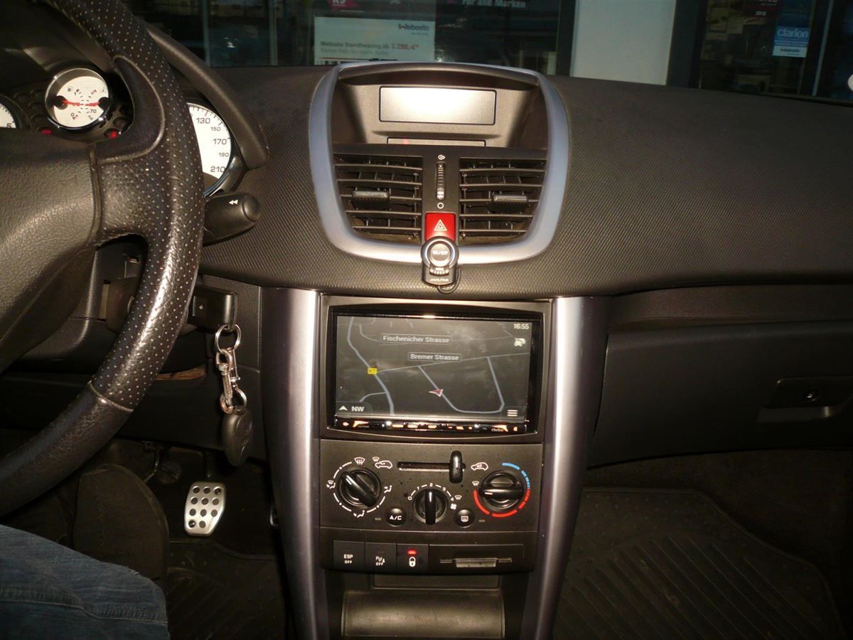 Clarion NX706EDAB Doppel-DIN Navigation und Multi-View Rückfahrkamera im Peugeot 207CC nachgerüstet. Werkseitige Lenkrad-Fernbedienung auf das Clarion Navi adaptiert.