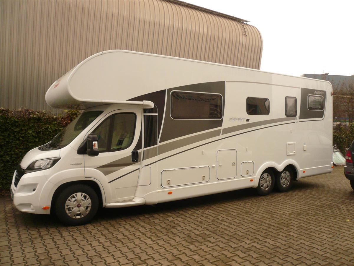 Komplette Holzteile im Innenraum inkl. Tisch in Alcantara neu bezogen.