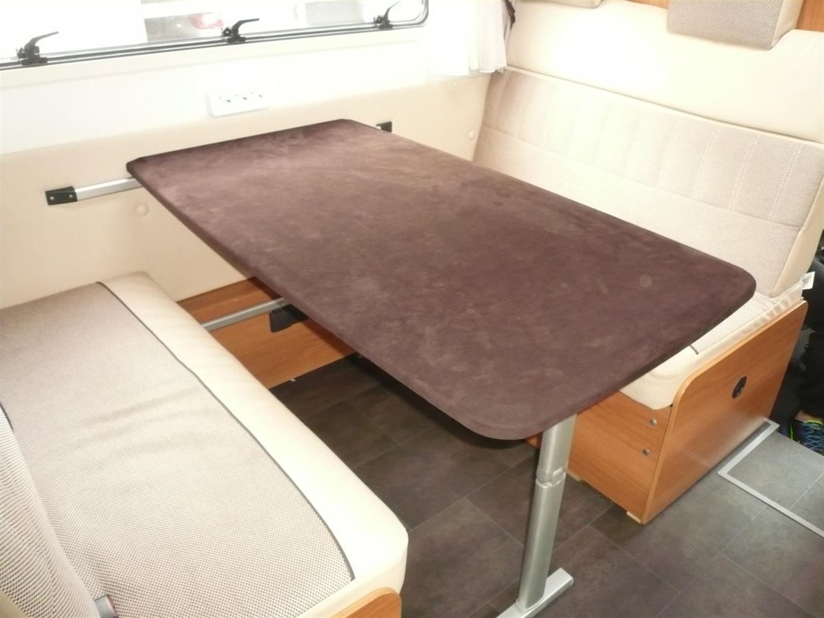 Komplette Holzteile im Innenraum inkl. Tisch in Alcantara neu bezogen.