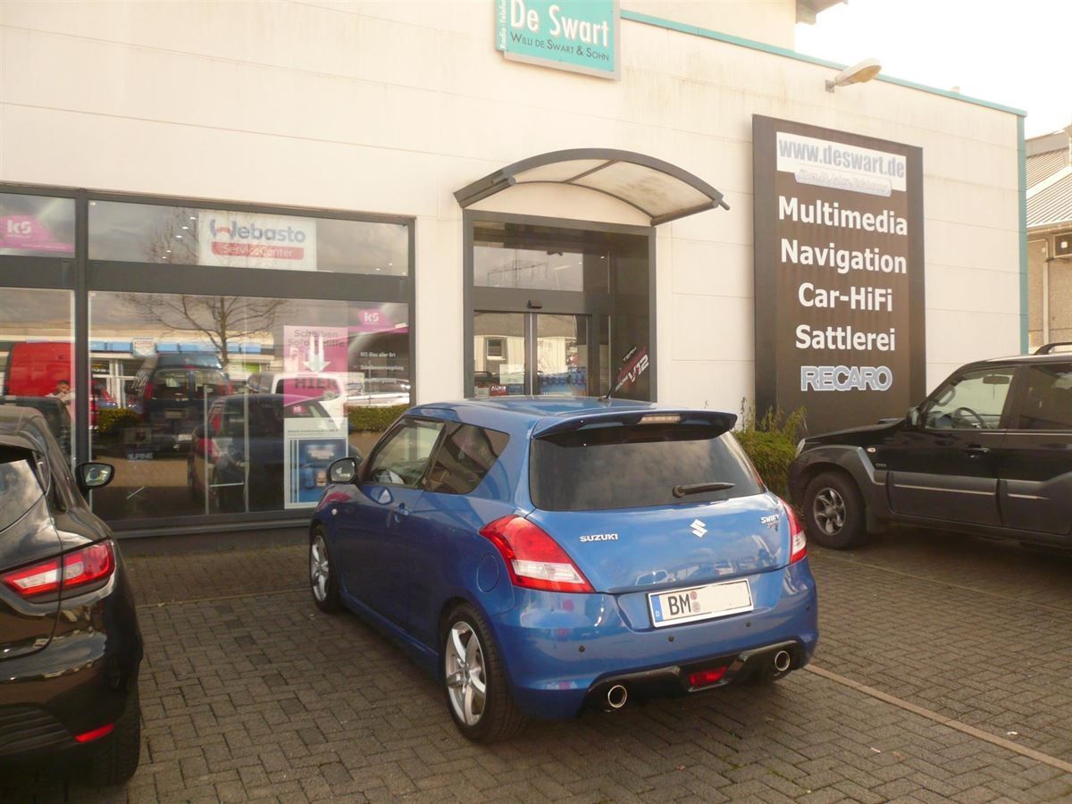 Kenwood DNX5170DABS in einem Suzuki Swift Sport nachgerüstet. Werkseitige Lenkrad-Fernbedienung auf das Kenwood adaptiert.
