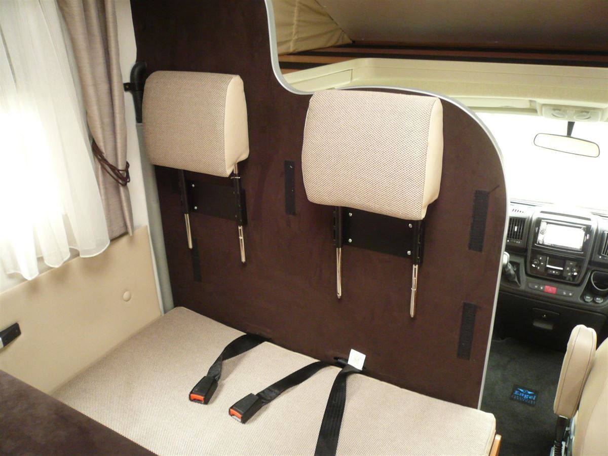 Komplette Holzteile im Innenraum inkl. Tisch in Alcantara neu bezogen.