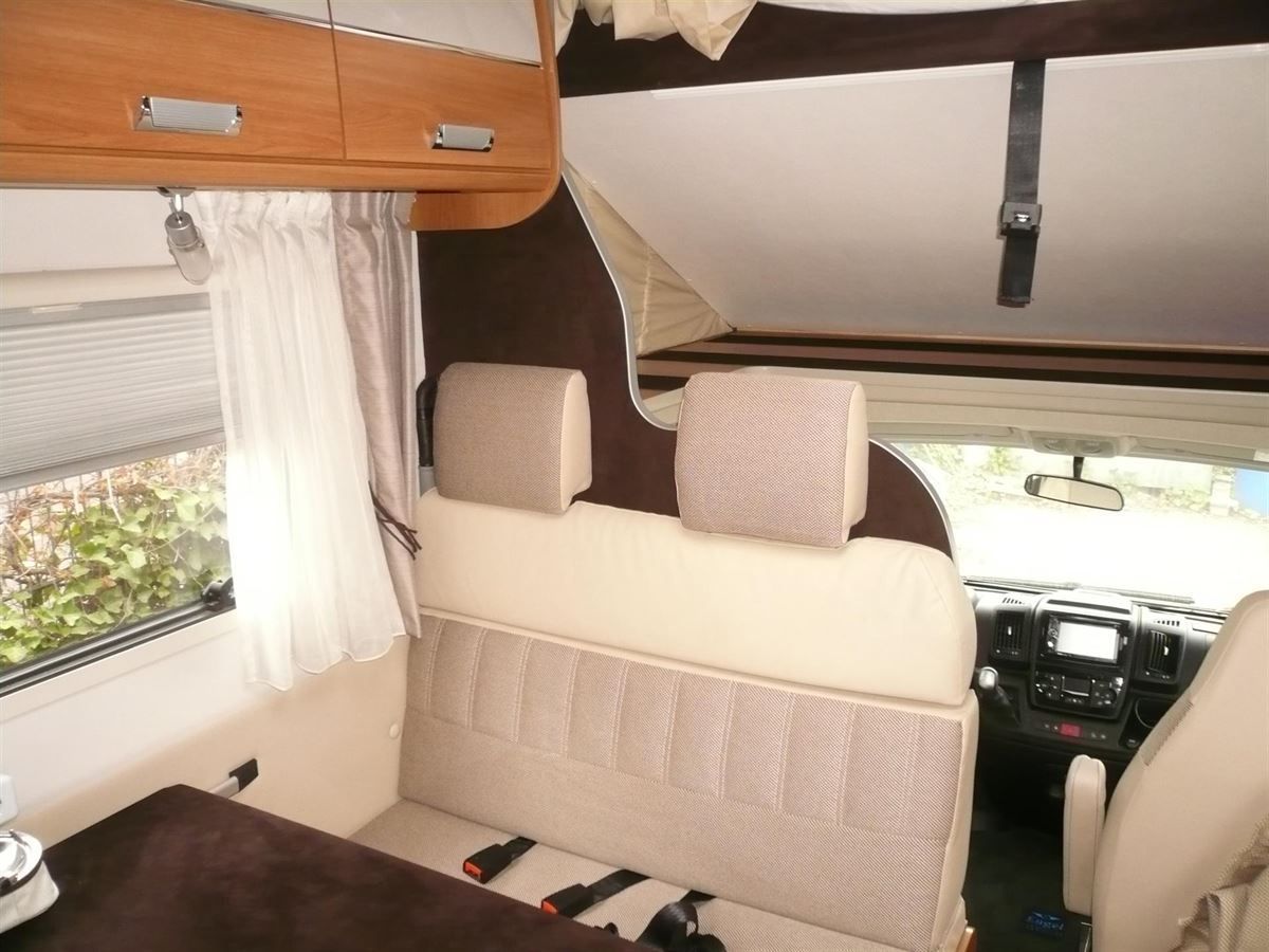 Komplette Holzteile im Innenraum inkl. Tisch in Alcantara neu bezogen.