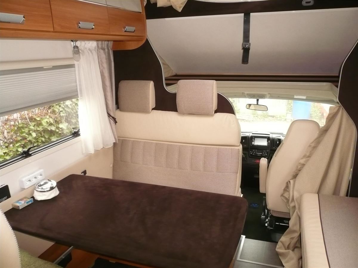 Komplette Holzteile im Innenraum inkl. Tisch in Alcantara neu bezogen.