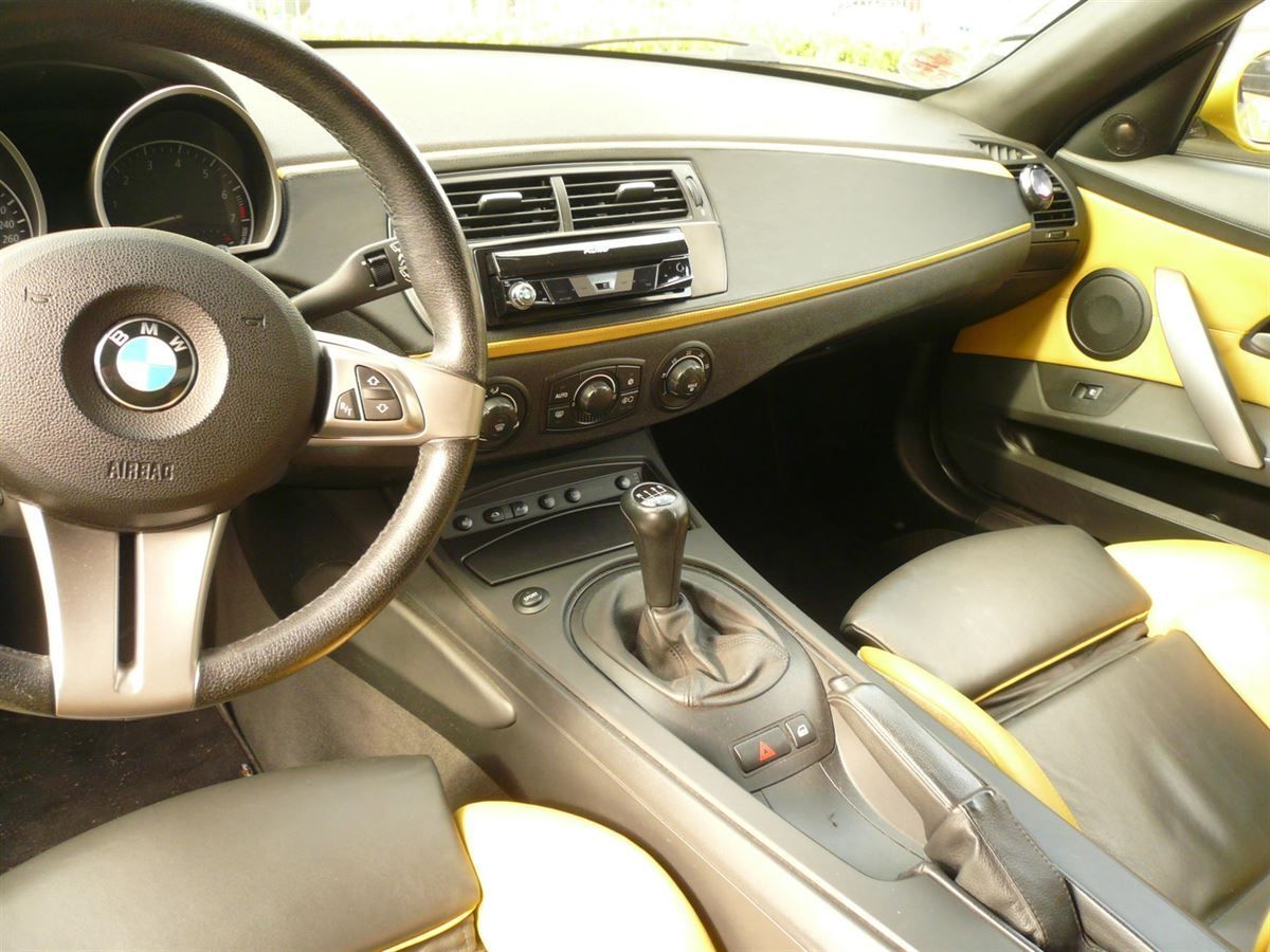 Pioneer AVH-Z700DAB mit Navigationsrechner AVIC-F260 und Rückfahrkamera im BMW Z4 nachgerüstet.