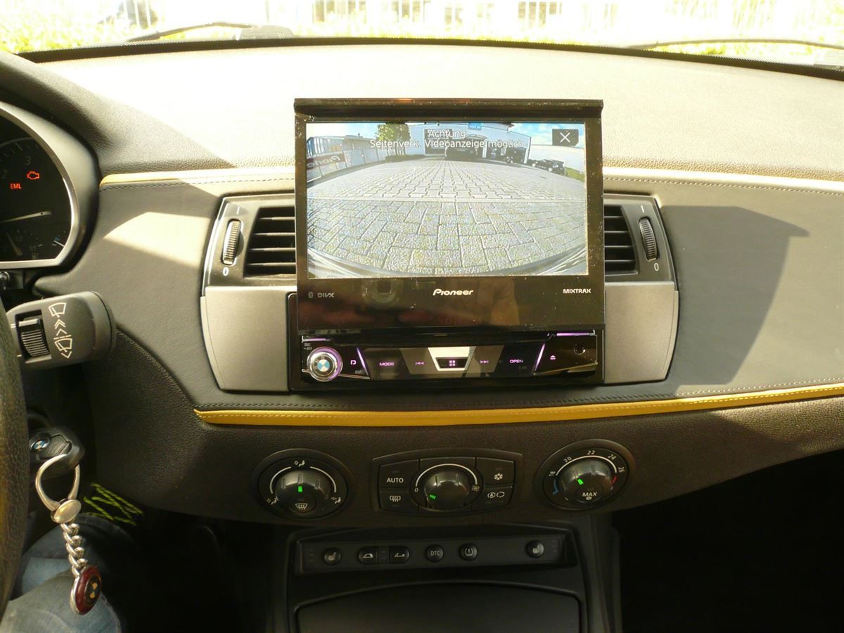 Pioneer AVH-Z700DAB mit Navigationsrechner AVIC-F260 und Rückfahrkamera im BMW Z4 nachgerüstet.