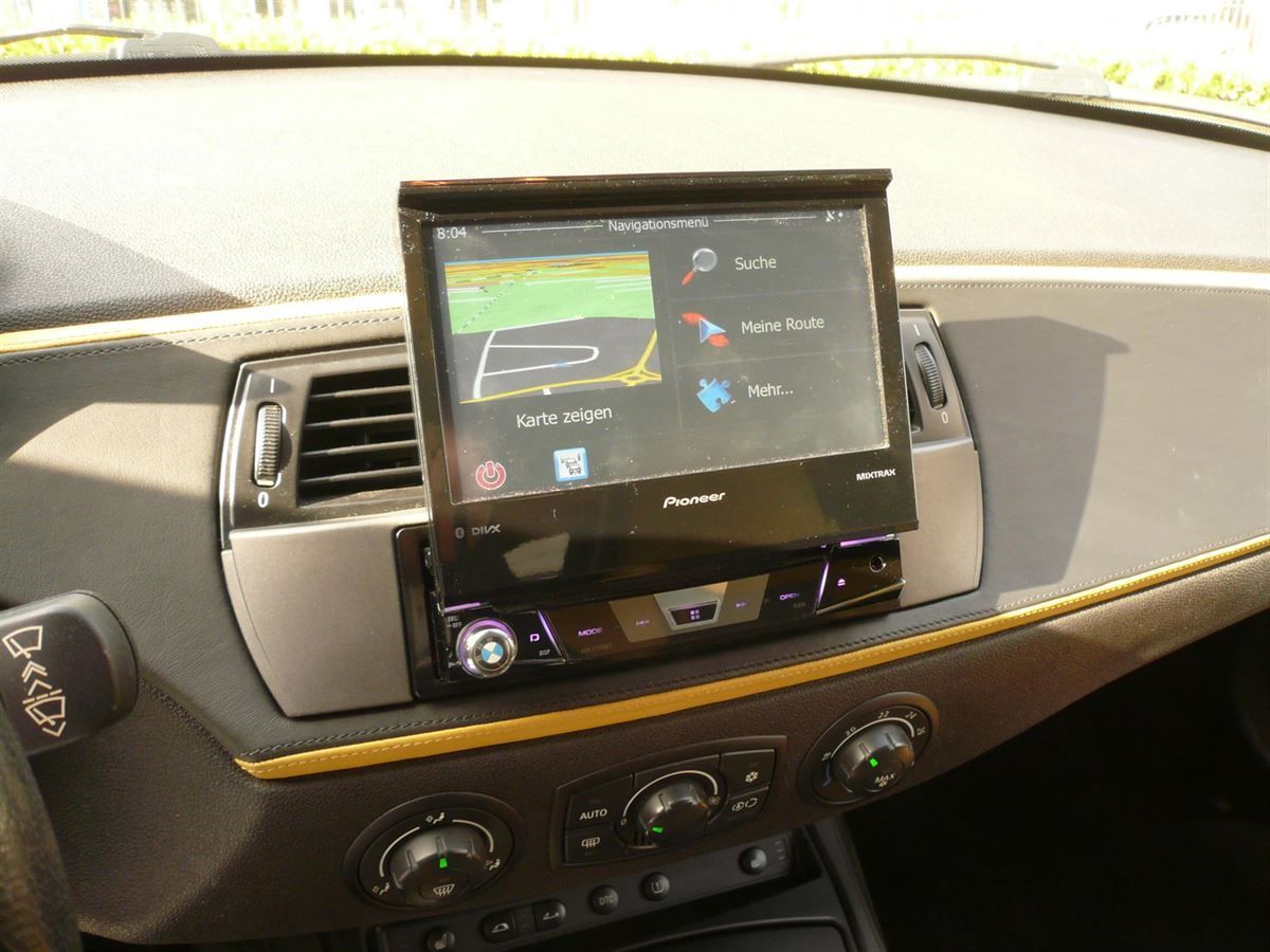 Pioneer AVH-Z700DAB mit Navigationsrechner AVIC-F260 und Rückfahrkamera im BMW Z4 nachgerüstet.