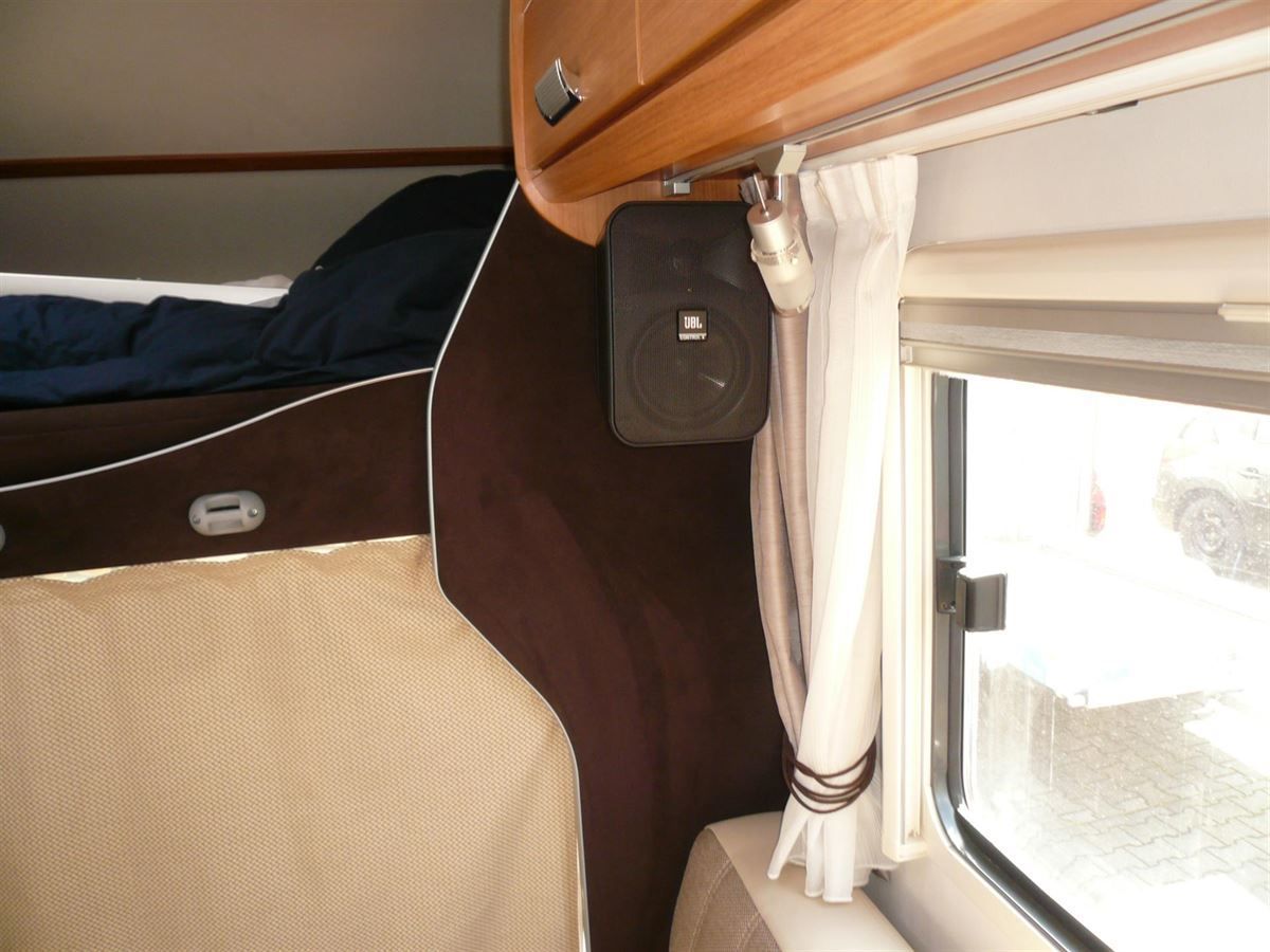 Komplette Holzteile im Innenraum inkl. Tisch in Alcantara neu bezogen.