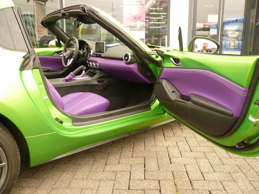 Mazda MX5 Cabrio Innenausstattung in Leder Lamborghini Lila mit grünen Nähten neu angefertigt und montiert.