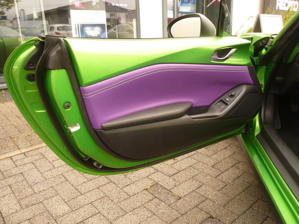 Mazda MX5 Cabrio Innenausstattung in Leder Lamborghini Lila mit grünen Nähten neu angefertigt und montiert.