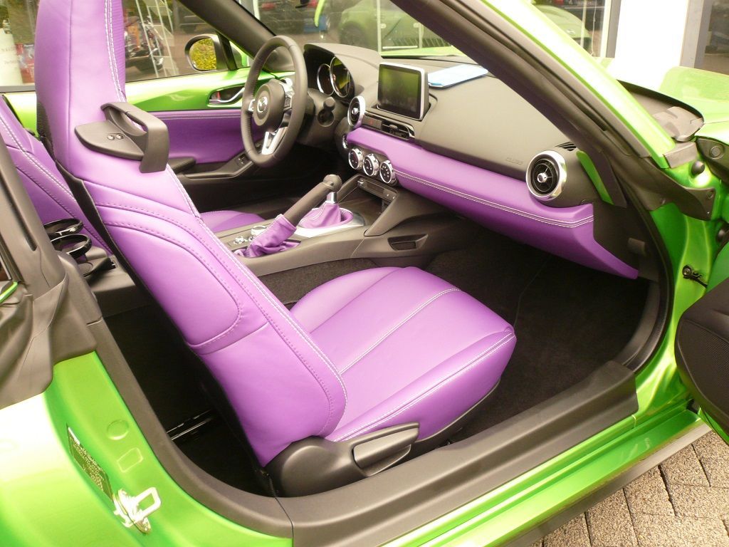 Mazda MX5 Cabrio Innenausstattung in Leder Lamborghini Lila mit grünen Nähten neu angefertigt und montiert.