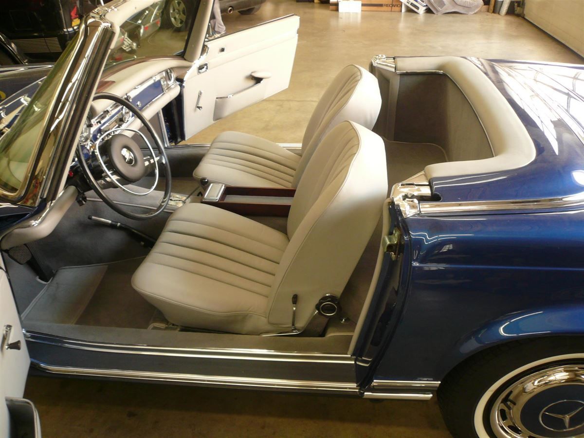 Komplette Innenausstattung & Teppichgarnitur neu angefertigt und montiert.