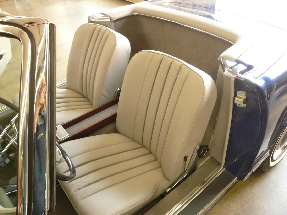 Komplette Innenausstattung & Teppichgarnitur neu angefertigt und montiert.