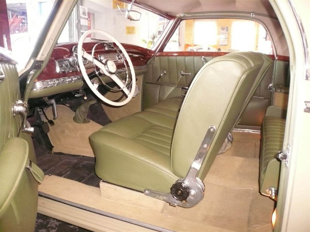 Komplette Innenausstattung, Himmel & Teppichgarnitur neu angefertigt und montiert.