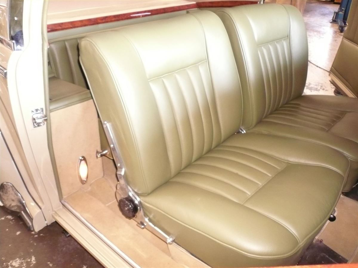 Komplette Innenausstattung, Himmel & Teppichgarnitur neu angefertigt und montiert.