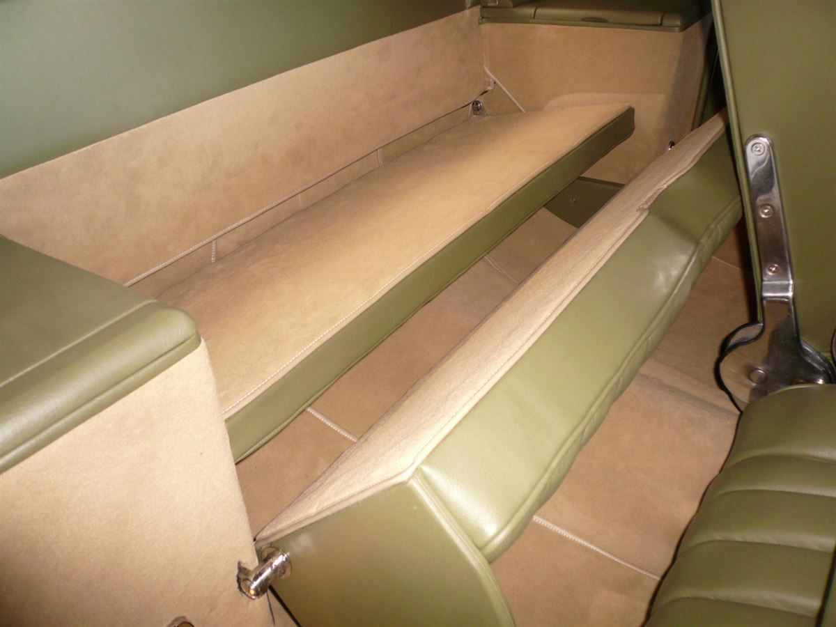 Komplette Innenausstattung, Himmel & Teppichgarnitur neu angefertigt und montiert.