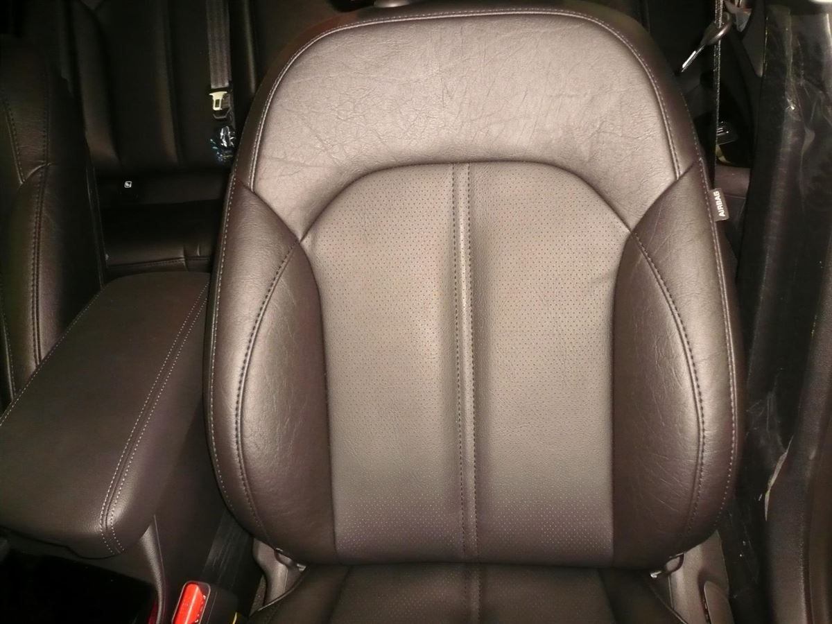 KIA Optima „Taxiausführung“ Innenausstattung in Kunstleder glatt/gelocht schwarz neu angefertigt und montiert.