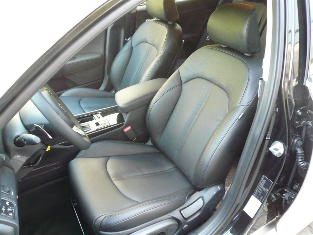 KIA Optima „Taxiausführung“ Innenausstattung in Kunstleder glatt/gelocht schwarz neu angefertigt und montiert.