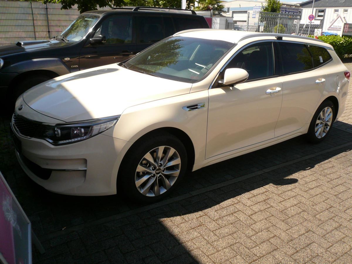 KIA Optima „Taxiausführung“ Innenausstattung in Kunstleder glatt/gelocht schwarz neu angefertigt und montiert.