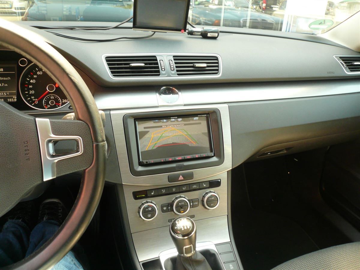 Kenwood DNX-7170DAB Navigation im VW Passat nachgerüstet. OEM Rückfahrkamera High auf das Kenwood adaptiert.