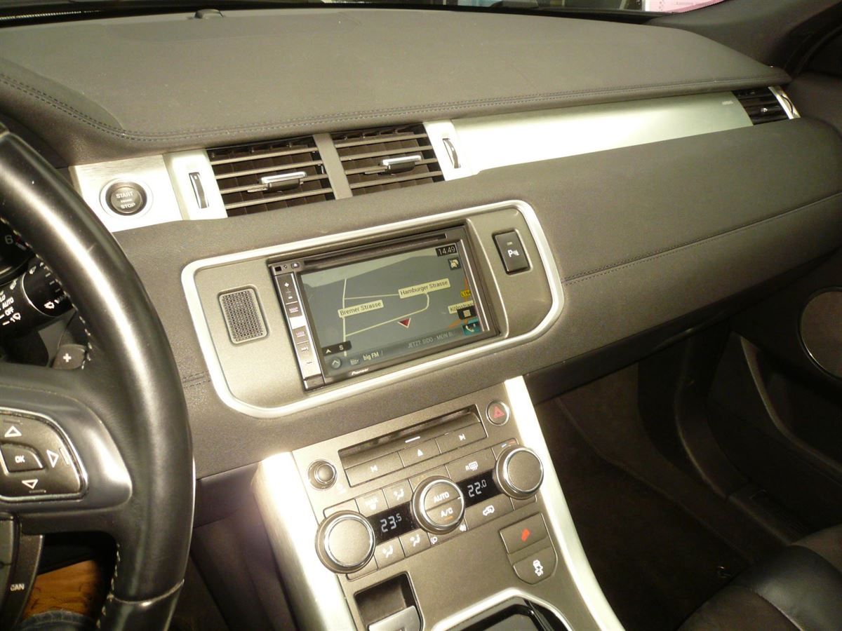 Pioneer AVIC-F980BT im Range Rover Evoque nachgerüstet.