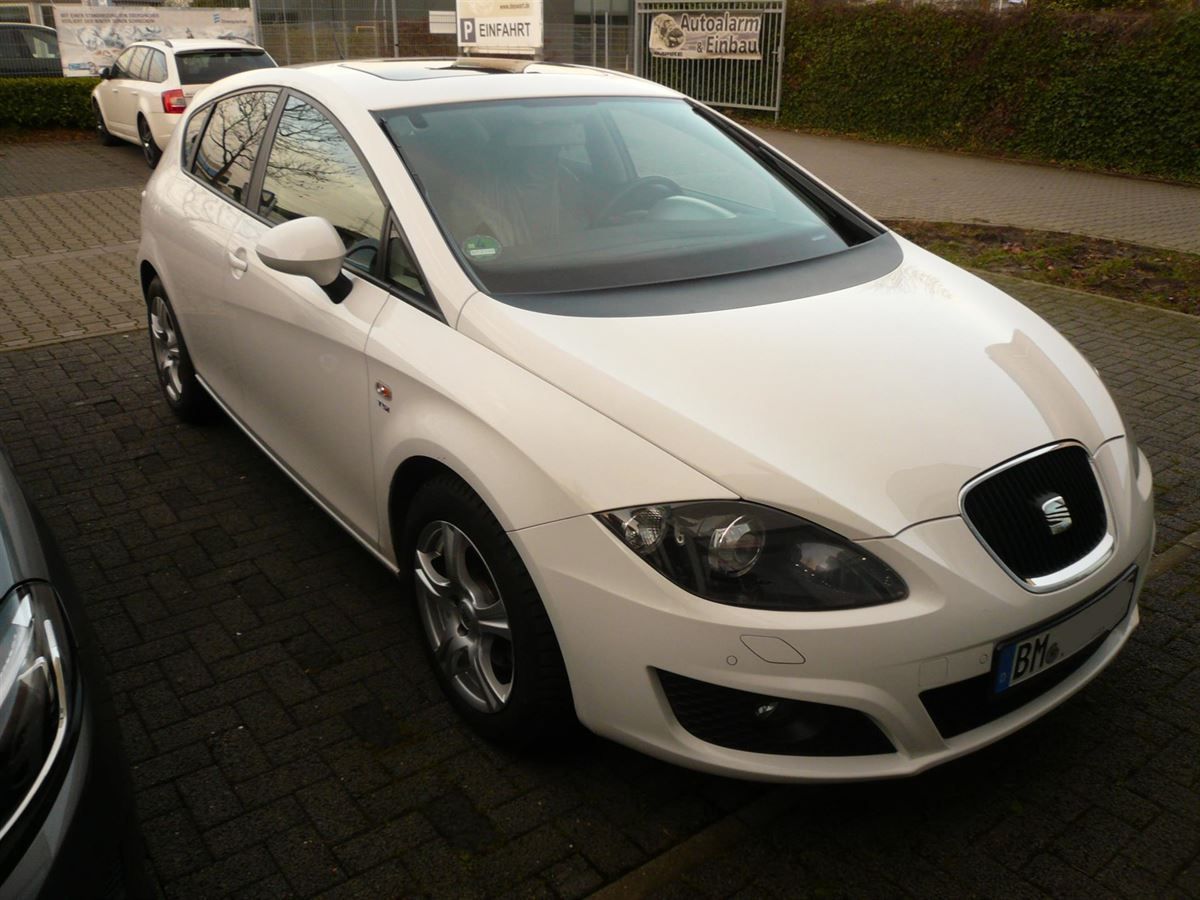 Pioneer AVIC-F980BT im Seat Ibiza nachgerüstet. Werkseitige Lenkrad-Fernbedienung und PDC-Darstellung auf das Pioneer Navi adaptiert.