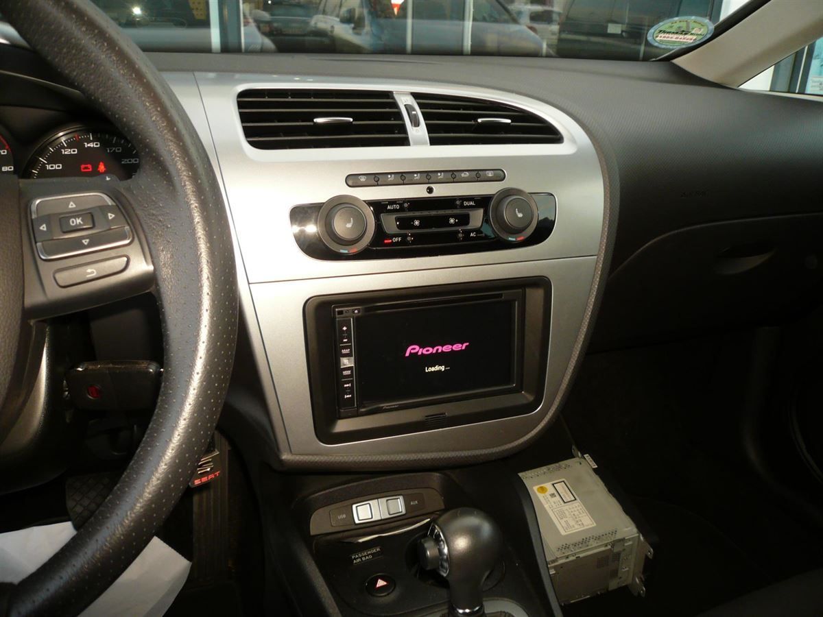 Pioneer AVIC-F980BT im Seat Ibiza nachgerüstet. Werkseitige Lenkrad-Fernbedienung und PDC-Darstellung auf das Pioneer Navi adaptiert.