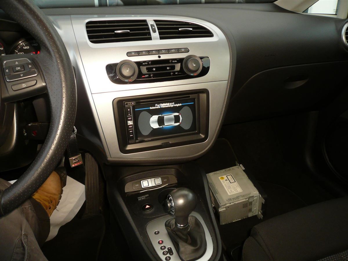 Pioneer AVIC-F980BT im Seat Ibiza nachgerüstet. Werkseitige Lenkrad-Fernbedienung und PDC-Darstellung auf das Pioneer Navi adaptiert.