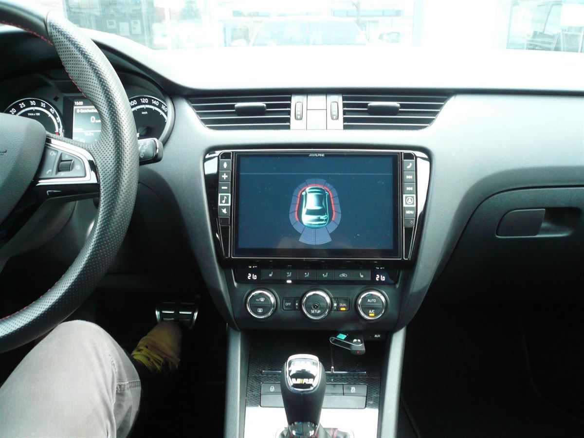 Alpine X902D-OC3 9-Zoll Premium-Infotainment-System für ŠKODA Octavia 3 mit Navigationssystem, Apple CarPlay und Android Auto Unterstützung. Werkseitige Lenkrad-Fernbedienung und PDC-/Klima-Darstellung auf das Alpine Navi adaptiert.