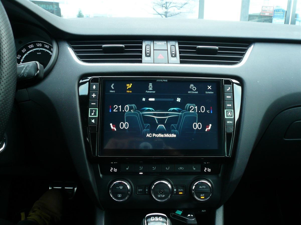 Alpine X902D-OC3 9-Zoll Premium-Infotainment-System für ŠKODA Octavia 3 mit Navigationssystem, Apple CarPlay und Android Auto Unterstützung. Werkseitige Lenkrad-Fernbedienung und PDC-/Klima-Darstellung auf das Alpine Navi adaptiert.