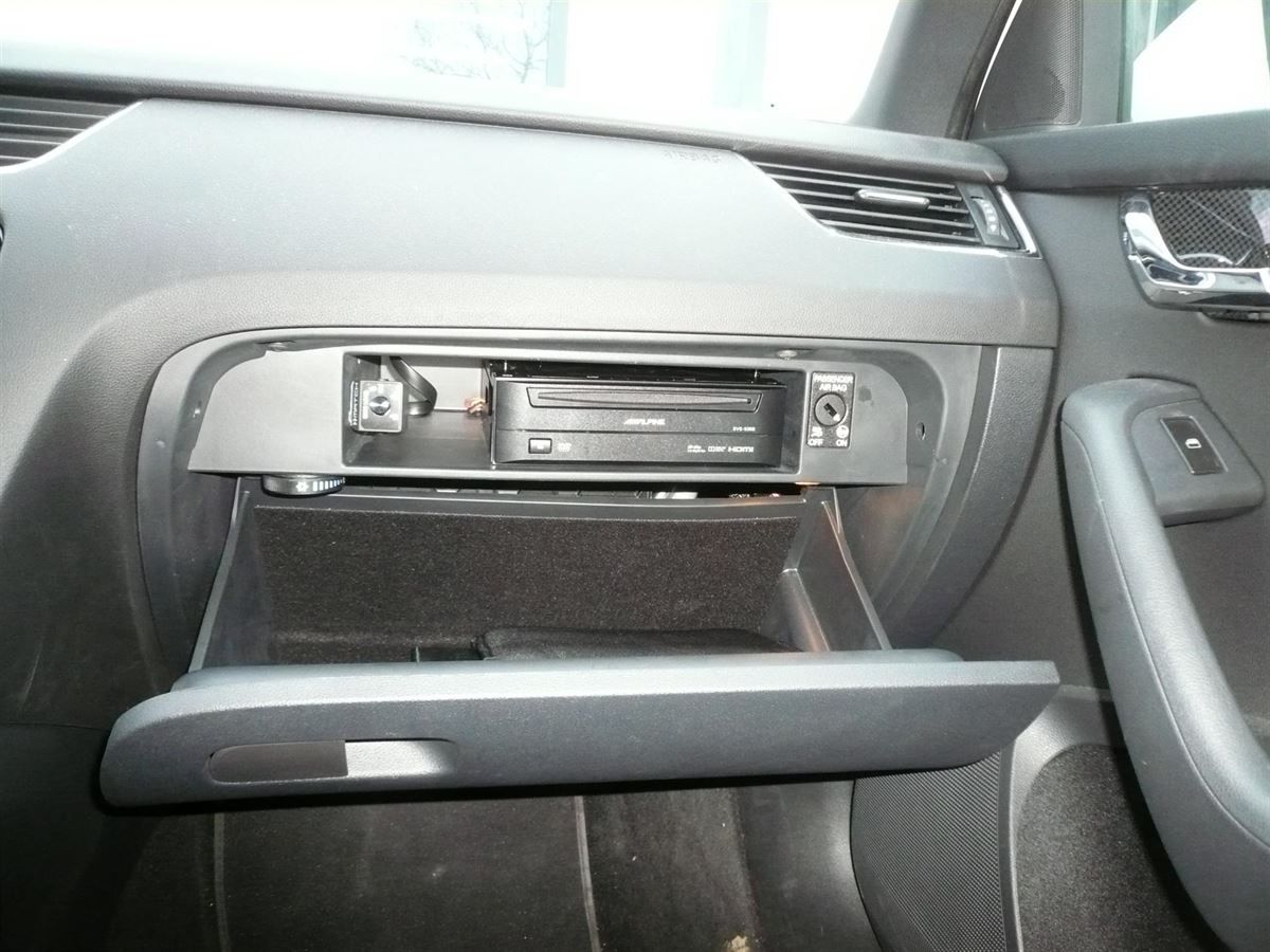 Alpine X902D-OC3 9-Zoll Premium-Infotainment-System für ŠKODA Octavia 3 mit Navigationssystem, Apple CarPlay und Android Auto Unterstützung. Werkseitige Lenkrad-Fernbedienung und PDC-/Klima-Darstellung auf das Alpine Navi adaptiert.