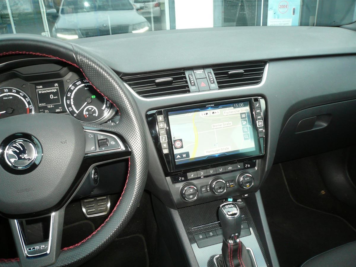 Alpine X902D-OC3 9-Zoll Premium-Infotainment-System für ŠKODA Octavia 3 mit Navigationssystem, Apple CarPlay und Android Auto Unterstützung. Werkseitige Lenkrad-Fernbedienung und PDC-/Klima-Darstellung auf das Alpine Navi adaptiert.
