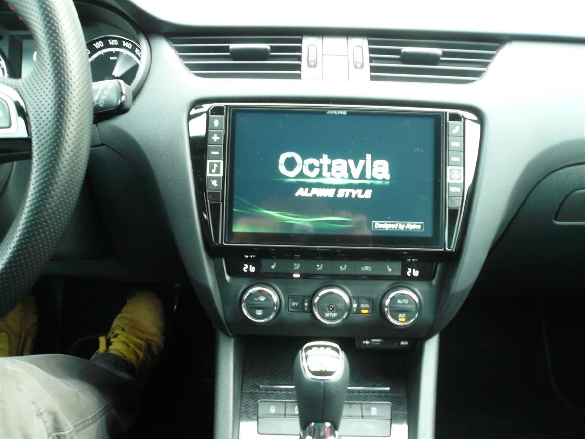 Alpine X902D-OC3 9-Zoll Premium-Infotainment-System für ŠKODA Octavia 3 mit Navigationssystem, Apple CarPlay und Android Auto Unterstützung. Werkseitige Lenkrad-Fernbedienung und PDC-/Klima-Darstellung auf das Alpine Navi adaptiert.