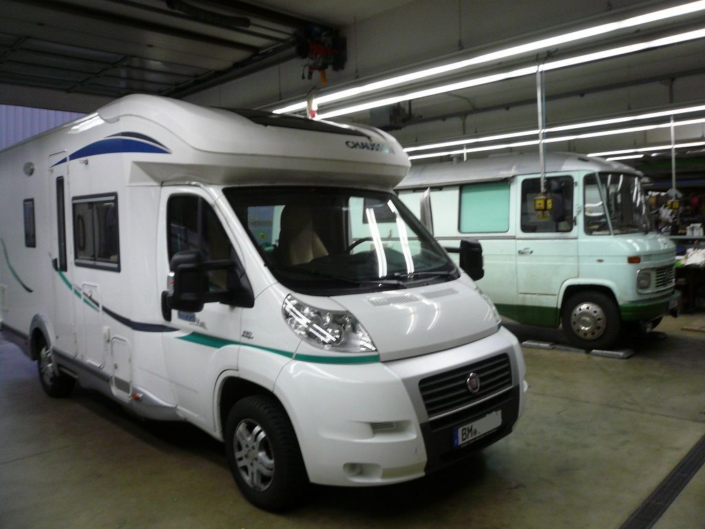Wir montieren Alarmanlagen, SAT-TV, Multimedia- & Musikanlagen, Navigationen, Rückfahr- & Frontkameras in Ihr Wohnmobil ein.
Bei uns ist Ihr Wohnmobil in den besten Händen.
Wir bieten auf drei Einbauplätzen höchsten Montagekomfort für Ihr Wohnmobil.
