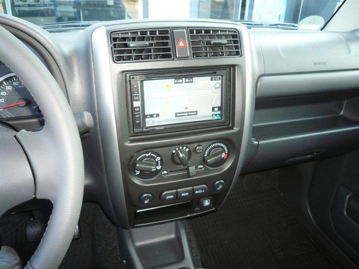 Pioneer AVIC-F980BT inkl. Rückfahrkamera in einem Suzuky Jimny nachgerüstet.