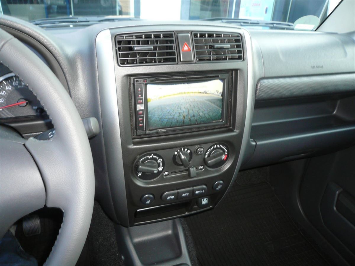 Pioneer AVIC-F980BT inkl. Rückfahrkamera in einem Suzuky Jimny nachgerüstet.