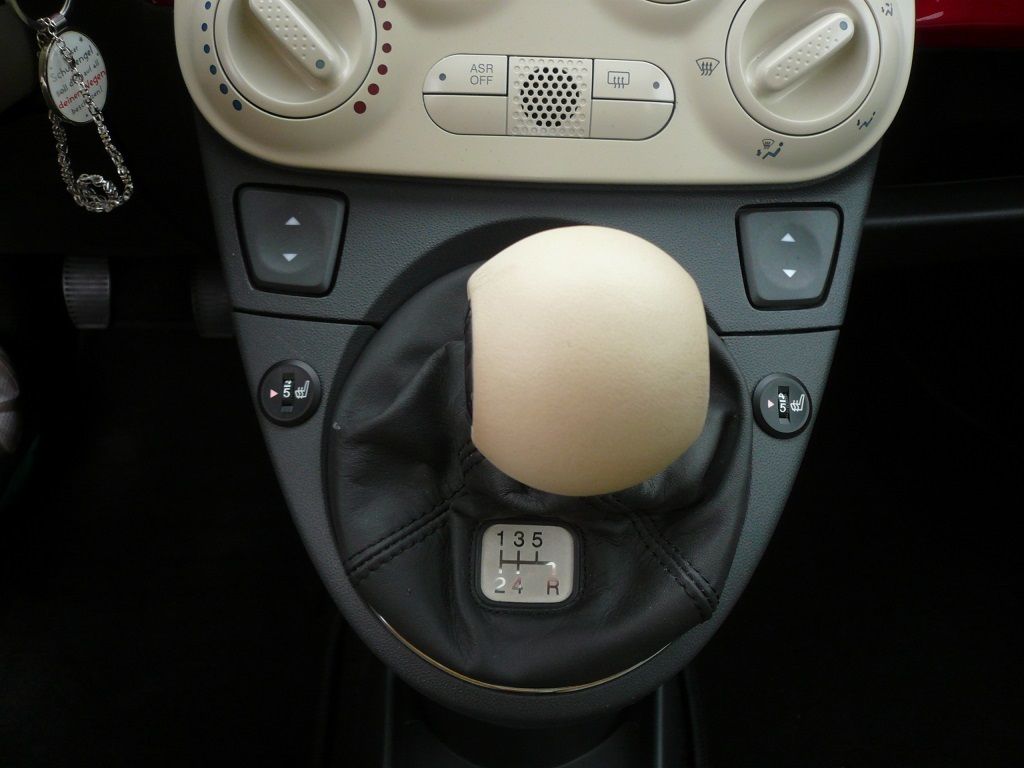 Carbon-Sitzheizung 5-stufig im Fiat 500 nachgerüstet.