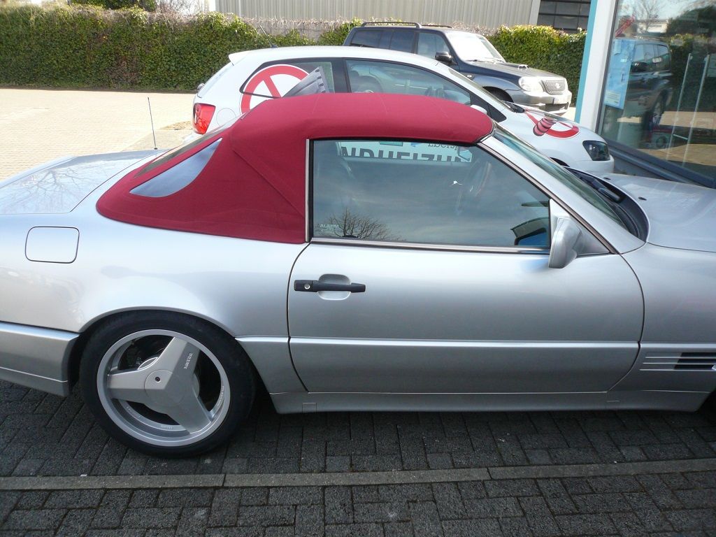 Mercedes SL 129er, Verdeckbezug in Sonnenland Stoff schwarz geliefert und montiert.