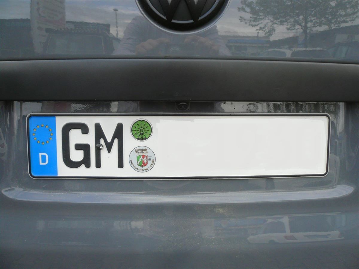 Ein Nummernschild mit der Aufschrift GM darauf