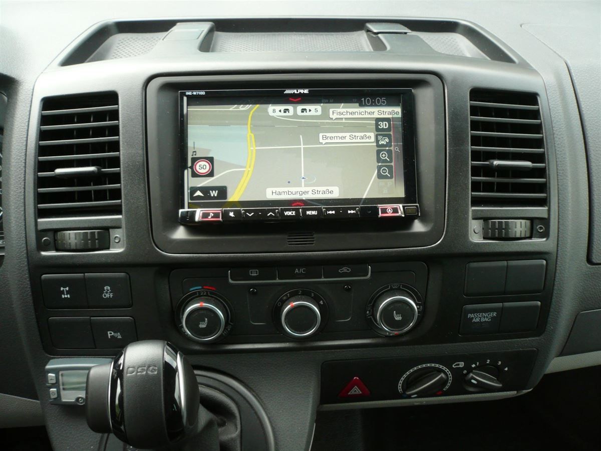 Das Armaturenbrett eines Autos mit einem Navigationssystem darauf